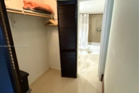 Condo in Sunny Isles Beach, Florida, 2 bedrooms  № 2043095 - photo 17