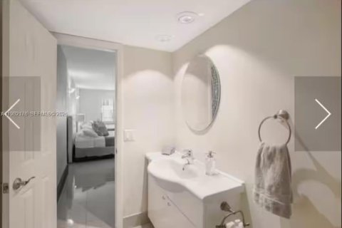 Condo in Sunny Isles Beach, Florida, 2 bedrooms  № 2043095 - photo 25