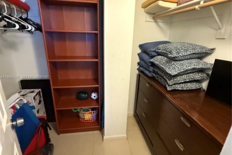 Condo in Sunny Isles Beach, Florida, 2 bedrooms  № 2043095 - photo 14