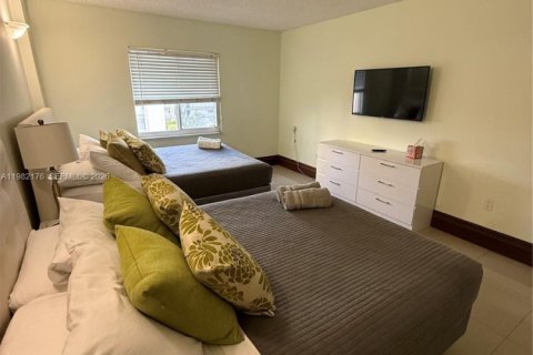 Condo in Sunny Isles Beach, Florida, 2 bedrooms  № 2043095 - photo 12