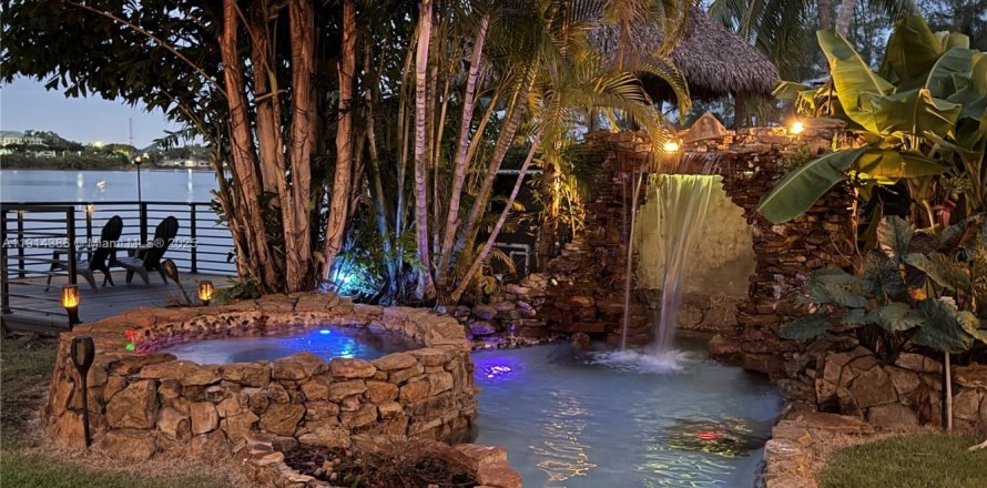 Casa en Miami, Florida 5 dormitorios, 379.41 m2 № 1969971