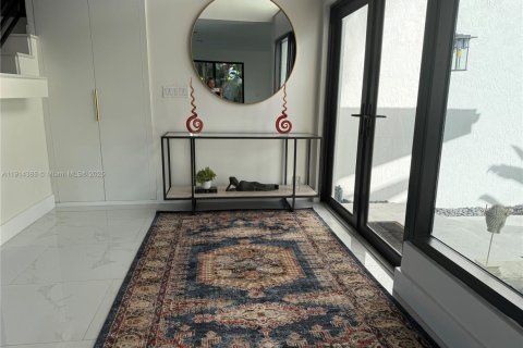 Casa en alquiler en Miami, Florida, 5 dormitorios, 379.41 m2 № 1969971 - foto 6