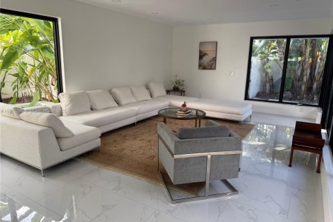 Casa en alquiler en Miami, Florida, 5 dormitorios, 379.41 m2 № 1969971 - foto 7