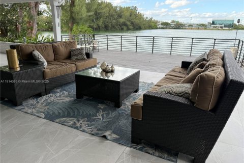 Casa en alquiler en Miami, Florida, 5 dormitorios, 379.41 m2 № 1969971 - foto 14