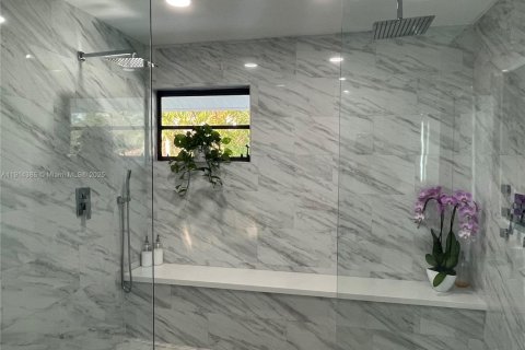 Casa en alquiler en Miami, Florida, 5 dormitorios, 379.41 m2 № 1969971 - foto 23