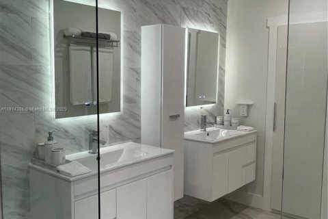 Casa en alquiler en Miami, Florida, 5 dormitorios, 379.41 m2 № 1969971 - foto 22