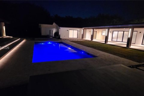 Купить виллу или дом в Майами, Флорида 4 спальни, 369.84м2, № 2048633 - фото 1