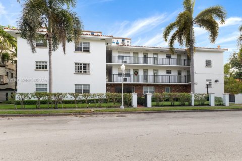 Condo in Coral Gables, Florida, 1 bedroom  № 1993667 - photo 12