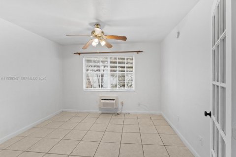 Condo in Coral Gables, Florida, 1 bedroom  № 1993667 - photo 10