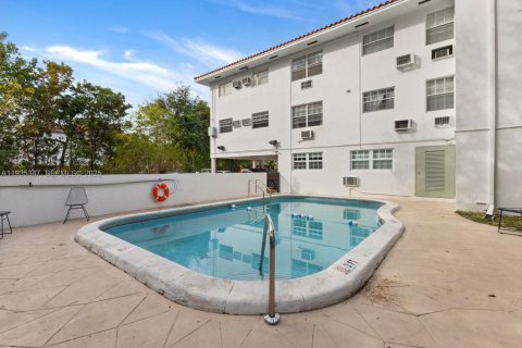 Condo in Coral Gables, Florida, 1 bedroom  № 1993667 - photo 13