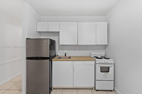 Condo in Coral Gables, Florida, 1 bedroom  № 1993667 - photo 2