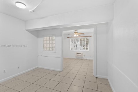 Condo in Coral Gables, Florida, 1 bedroom  № 1993667 - photo 7
