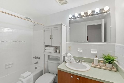 Condo in Coral Gables, Florida, 1 bedroom  № 1993667 - photo 5