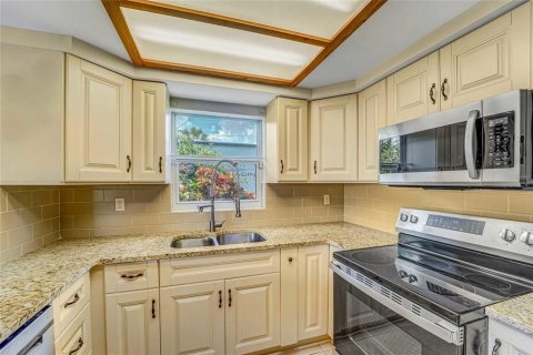 House in Port Richey, Florida 2 bedrooms, 131.74 sq.m. № 2208239 - photo 3