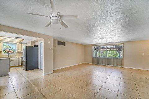 House in Port Richey, Florida 2 bedrooms, 131.74 sq.m. № 2208239 - photo 14