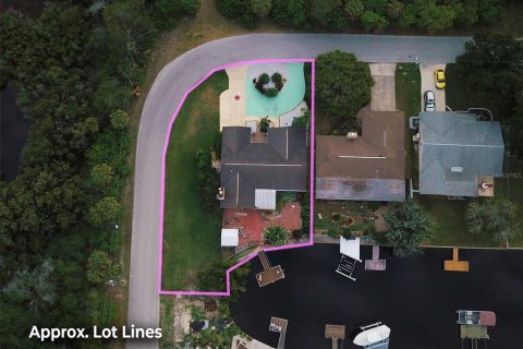 House in Port Richey, Florida 2 bedrooms, 131.74 sq.m. № 2208239 - photo 6