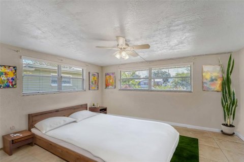House in Port Richey, Florida 2 bedrooms, 131.74 sq.m. № 2208239 - photo 25