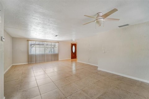 House in Port Richey, Florida 2 bedrooms, 131.74 sq.m. № 2208239 - photo 11
