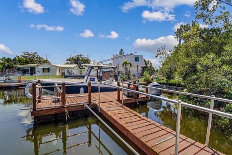 House in Port Richey, Florida 2 bedrooms, 131.74 sq.m. № 2208239 - photo 7