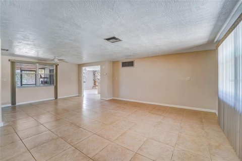 House in Port Richey, Florida 2 bedrooms, 131.74 sq.m. № 2208239 - photo 12