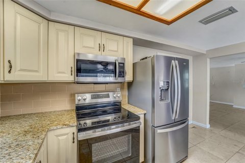 House in Port Richey, Florida 2 bedrooms, 131.74 sq.m. № 2208239 - photo 17