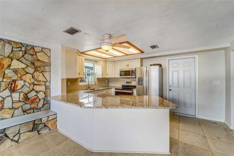 House in Port Richey, Florida 2 bedrooms, 131.74 sq.m. № 2208239 - photo 15