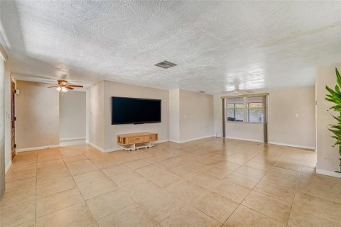 House in Port Richey, Florida 2 bedrooms, 131.74 sq.m. № 2208239 - photo 10
