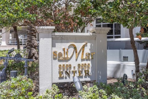 Condo in Surfside, Florida, 2 bedrooms  № 1882500 - photo 1