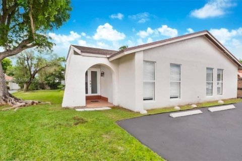 Дом в Майами, Флорида 4 спальни, 233.28м2 № 2031110