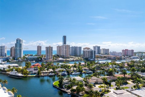 Casa en venta en Hallandale Beach, Florida, 5 dormitorios, 651.8 m2 № 2036236 - foto 14