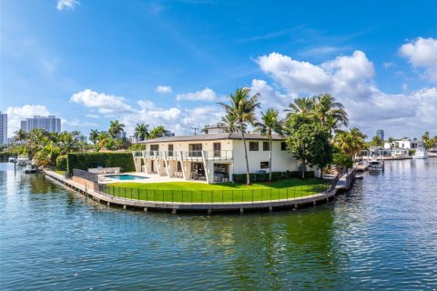 Casa en venta en Hallandale Beach, Florida, 5 dormitorios, 651.8 m2 № 2036236 - foto 2