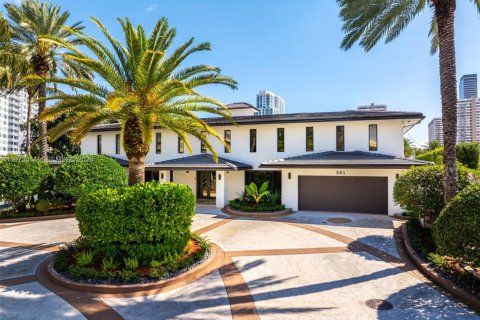 House in Hallandale Beach, Florida 5 bedrooms, 651.8 sq.m. № 2036236