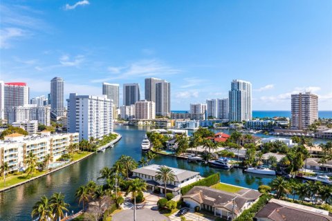 Casa en venta en Hallandale Beach, Florida, 5 dormitorios, 651.8 m2 № 2036236 - foto 10