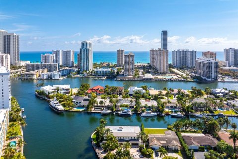 Casa en venta en Hallandale Beach, Florida, 5 dormitorios, 651.8 m2 № 2036236 - foto 15