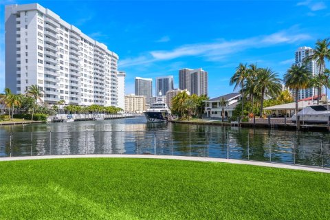 Casa en venta en Hallandale Beach, Florida, 5 dormitorios, 651.8 m2 № 2036236 - foto 13