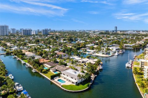 Casa en venta en Hallandale Beach, Florida, 5 dormitorios, 651.8 m2 № 2036236 - foto 29