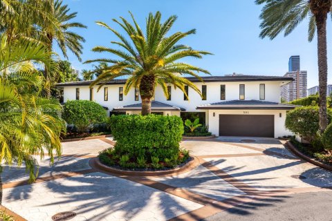 Casa en venta en Hallandale Beach, Florida, 5 dormitorios, 651.8 m2 № 2036236 - foto 9