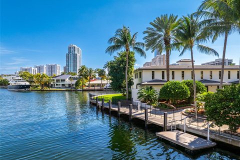 Casa en venta en Hallandale Beach, Florida, 5 dormitorios, 651.8 m2 № 2036236 - foto 4