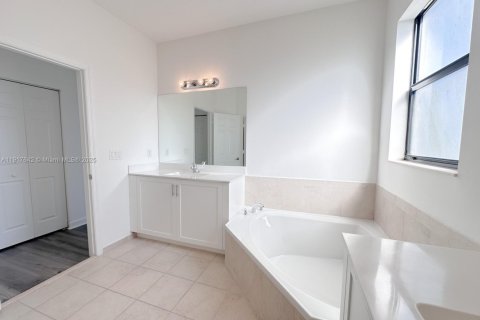 Снять в аренду виллу или дом в Майами, Флорида 3 спальни, 221.57м2, № 1972299 - фото 7