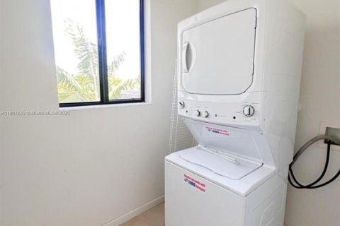 Снять в аренду виллу или дом в Майами, Флорида 3 спальни, 221.57м2, № 1972299 - фото 23