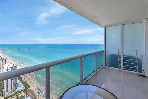 Condominio en venta en Hallandale Beach, Florida, 1 dormitorio, 78.41 m2 № 2034746 - foto 2