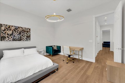 House in Hollywood, Florida 4 bedrooms, 247.12 sq.m. № 2003064 - photo 20