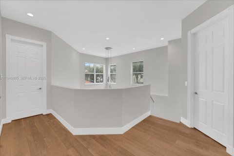 House in Hollywood, Florida 4 bedrooms, 247.12 sq.m. № 2003064 - photo 30