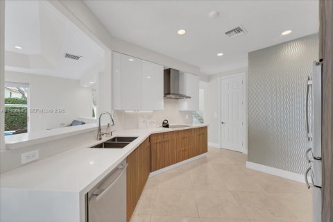 House in Hollywood, Florida 4 bedrooms, 247.12 sq.m. № 2003064 - photo 15