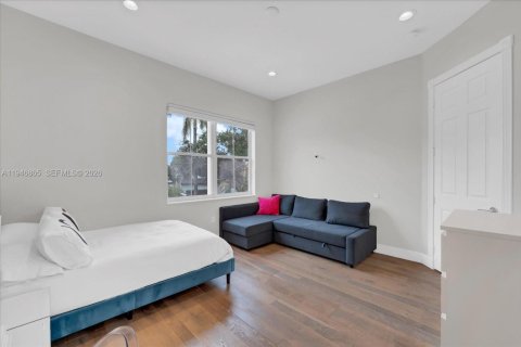 House in Hollywood, Florida 4 bedrooms, 247.12 sq.m. № 2003064 - photo 22