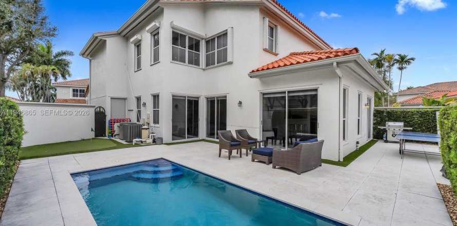 House in Hollywood, Florida 4 bedrooms, 247.12 sq.m. № 2003064