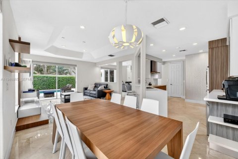 House in Hollywood, Florida 4 bedrooms, 247.12 sq.m. № 2003064 - photo 13