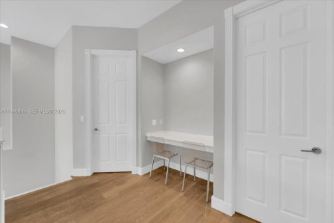 House in Hollywood, Florida 4 bedrooms, 247.12 sq.m. № 2003064 - photo 29