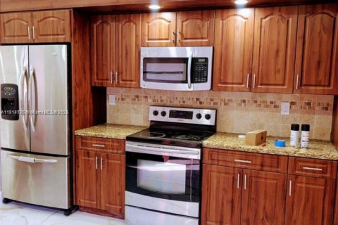 Casa en alquiler en Pembroke Pines, Florida, 3 dormitorios, 131.55 m2 № 1970497 - foto 6