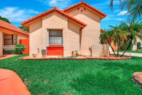 Casa en alquiler en Pembroke Pines, Florida, 3 dormitorios, 131.55 m2 № 1970497 - foto 4